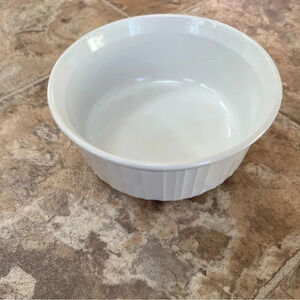 Corningware 1.6 liter casserole dish in French white F-5-B vintage